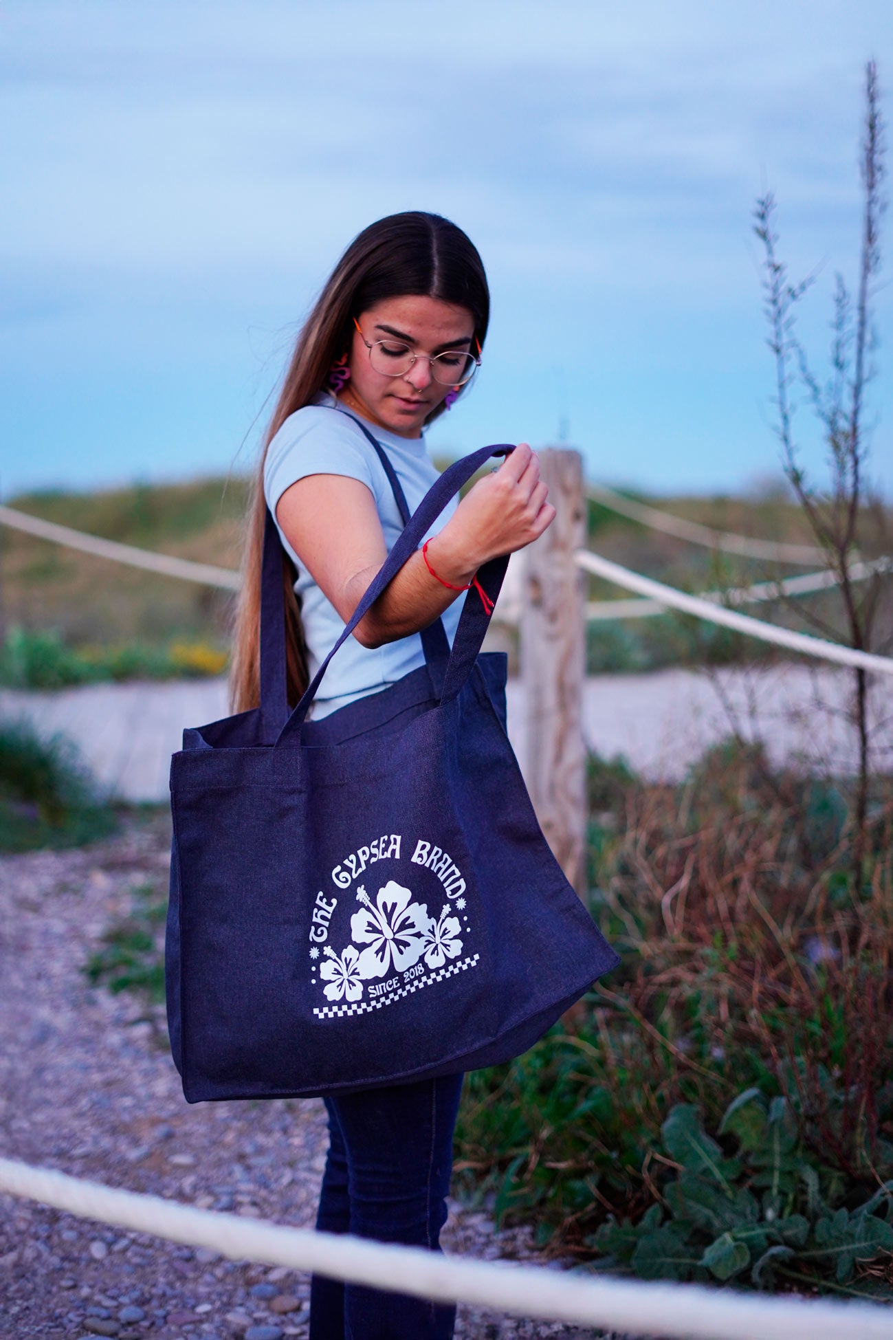 Shopping bag con bordes con pliegue doble para mayor solidez y acabado de calidad. Y fuelle lateral.
