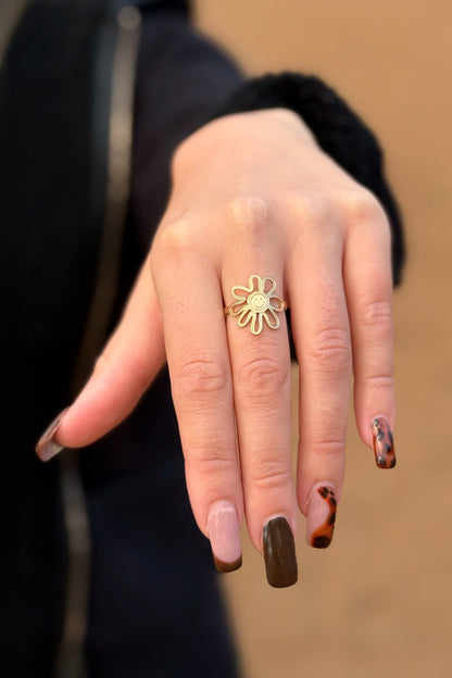 El anillo Happy Flower, es una pieza única que combina una delicada flor con una adorable carita sonriente en el centro.