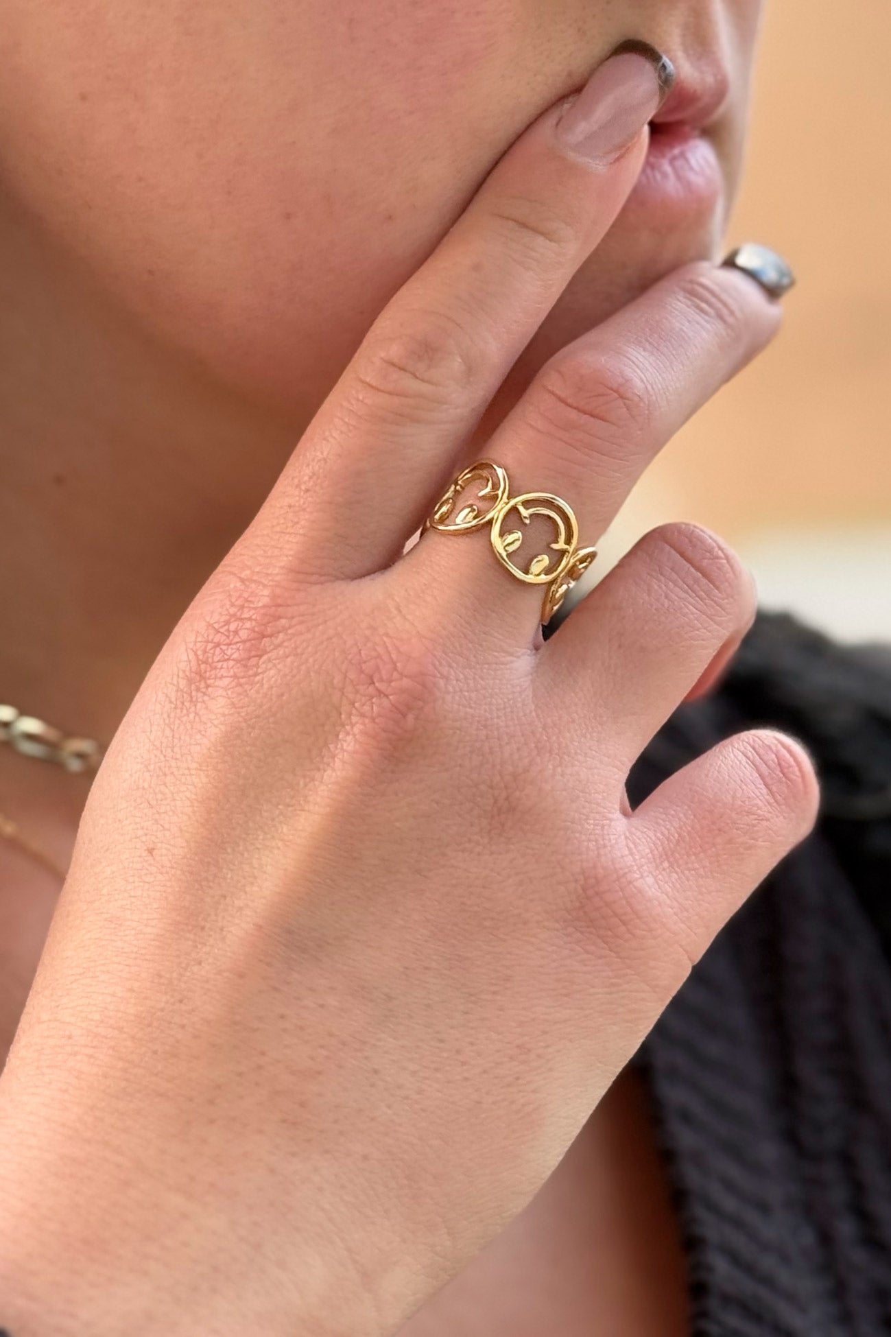 Su acabado brillante asegura que destaque como el complemento ideal para expresar tu personalidad alegre y única.
