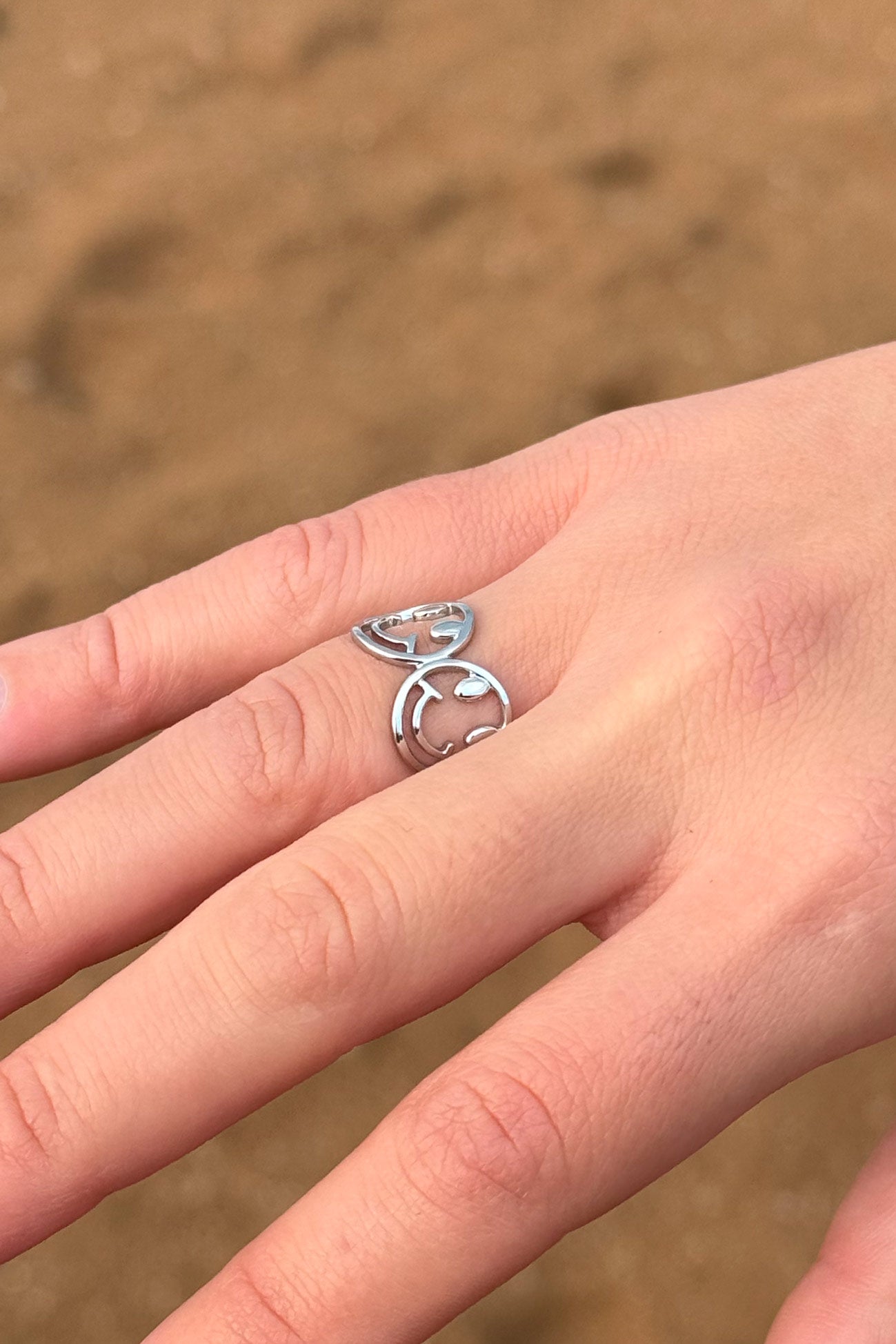Gracias a su ajuste cómodo y versátil, este anillo es perfecto para cualquier talla y ocasión. 