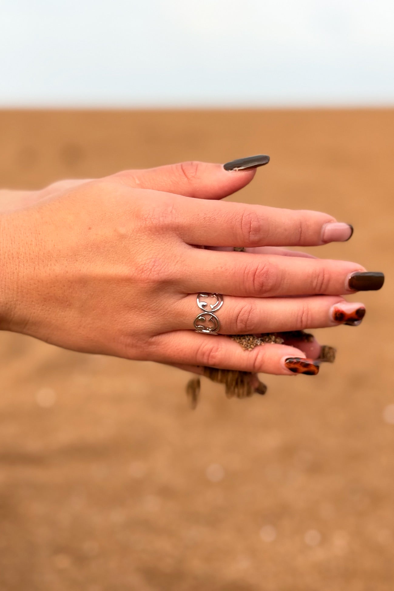 Su acabado brillante asegura que destaque como el complemento ideal para expresar tu personalidad alegre y única.