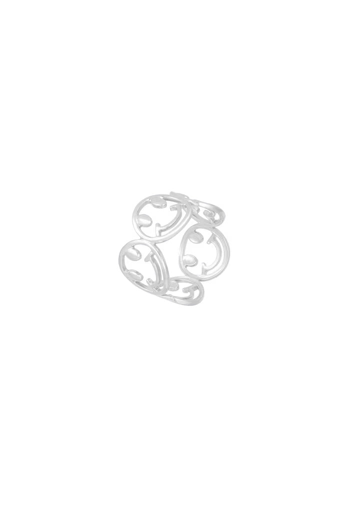 Lleva una sonrisa contigo dondequiera que vayas con el anillo ajustable Smiley. Este diseño moderno, fabricado en acero inoxidable plateado, presenta un encantador motivo de carita sonriente que irradia positivismo y buen humor.

Gracias a su ajuste cómodo y versátil, este anillo es perfecto para cualquier talla y ocasión. Su acabado brillante asegura que destaque como el complemento ideal para expresar tu personalidad alegre y única.