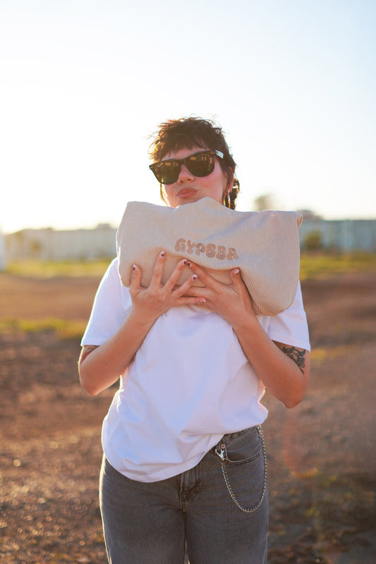 Este bolso de hombro en pana beige, confeccionado 100% a mano.