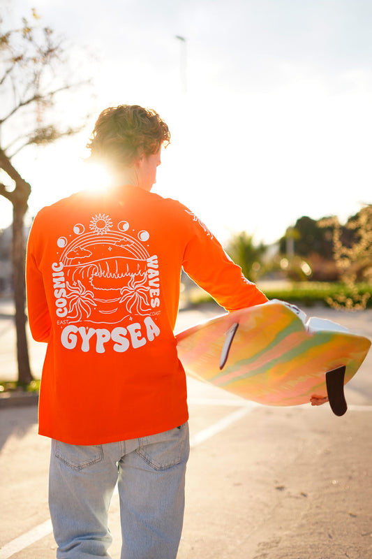 Esta camiseta de manga larga destaca por su color vibrante y llamativo, ideal para añadir un toque de energía a tu look.