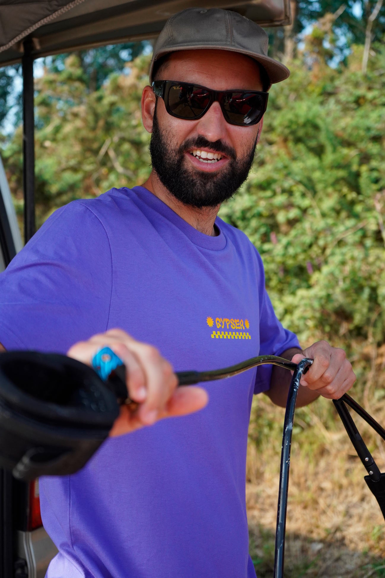 camiseta Su diseño, con la frase "Good Waves Are Coming", transmite buenas vibras y una actitud positiva