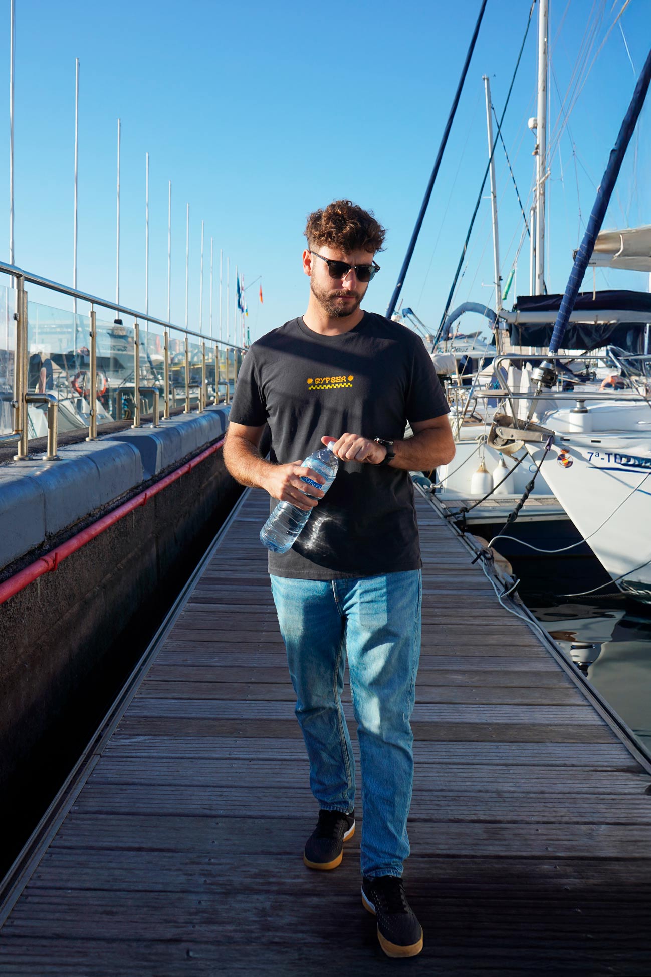 camiseta con la frase "Good Waves Are Coming"