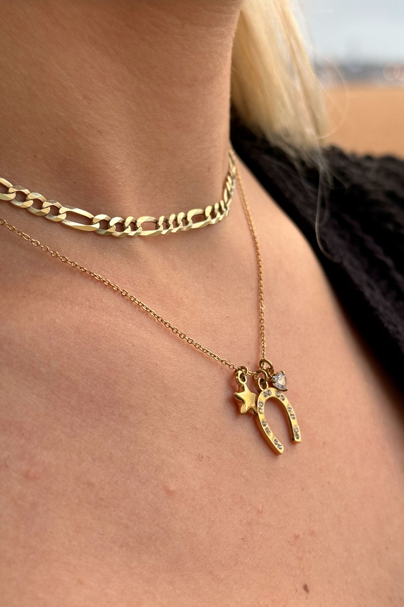 Atrae la buena fortuna y luce radiante con el collar "Good Luck". Este delicado diseño dorado combina tres encantos simbólicos: una herradura con brillantes, una estrella y un corazón, representando suerte, esperanza y amor.