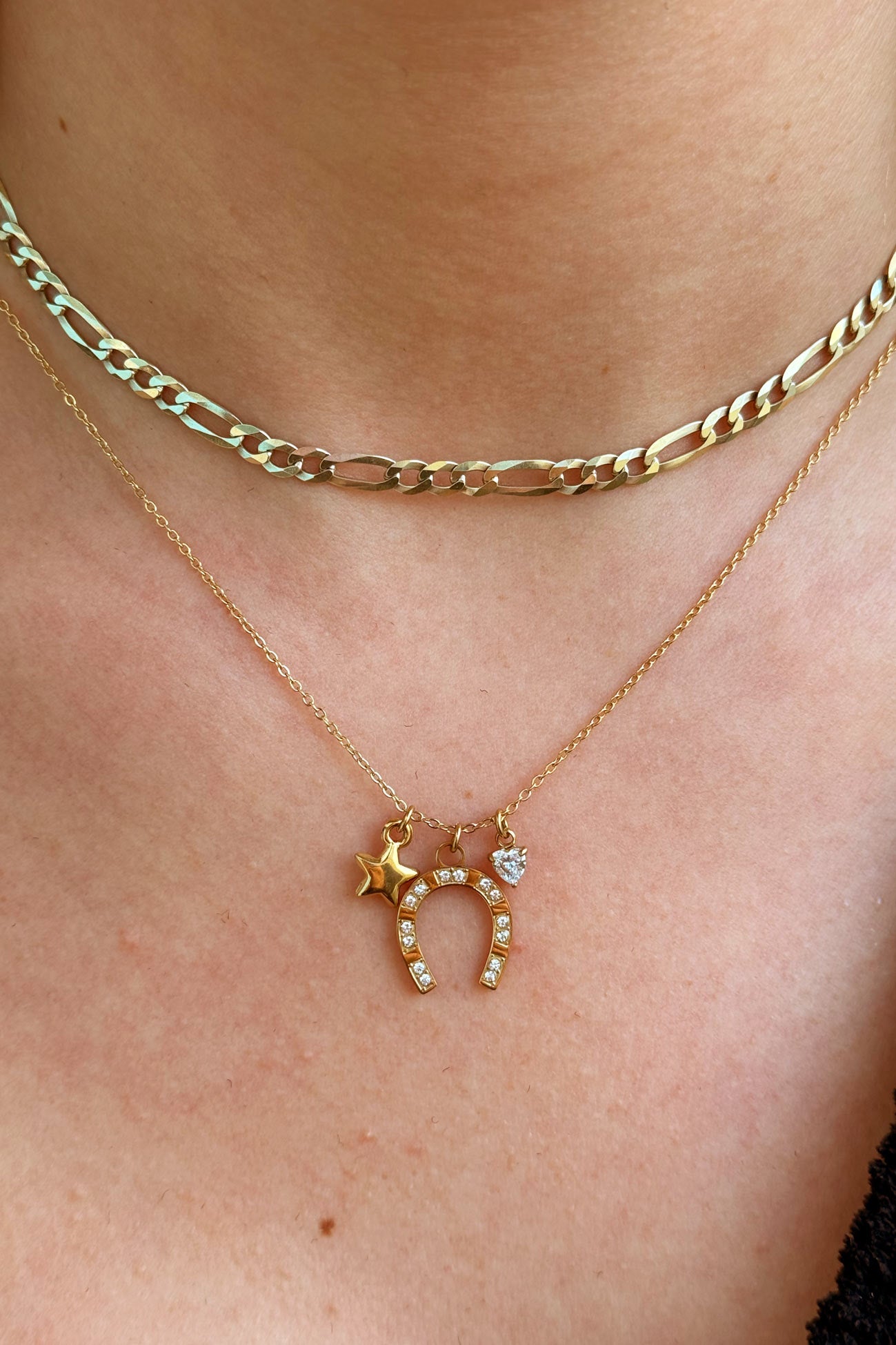 Fabricado en acero inoxidable resistente y con acabados impecables, es ideal para quienes buscan un accesorio cargado de significado y estilo. Perfecto para usar solo o en combinación con otras piezas.