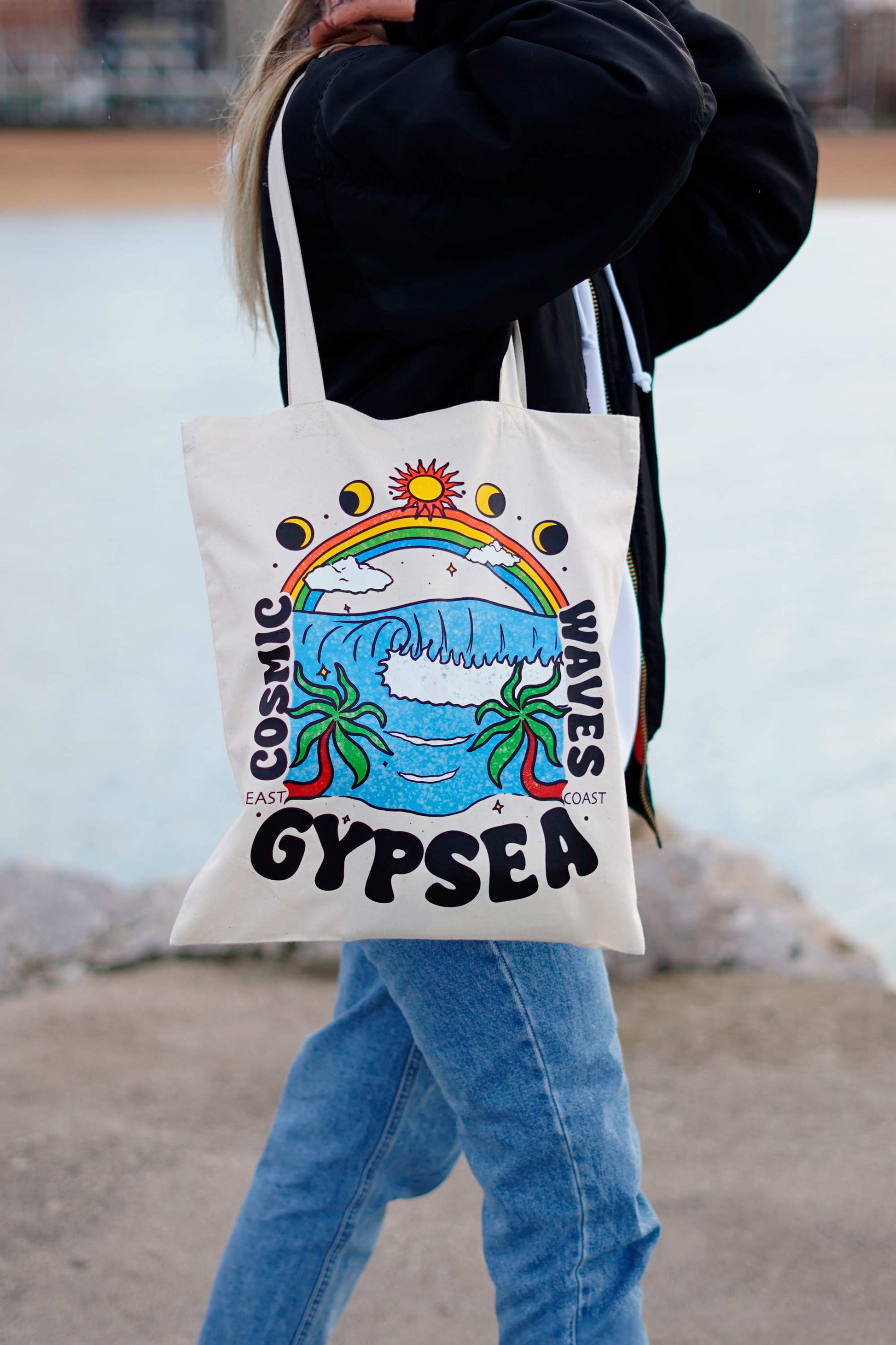 Tote bag con un diseño vibrante y un amplio espacio, este bolso es perfecto para el día a día.
