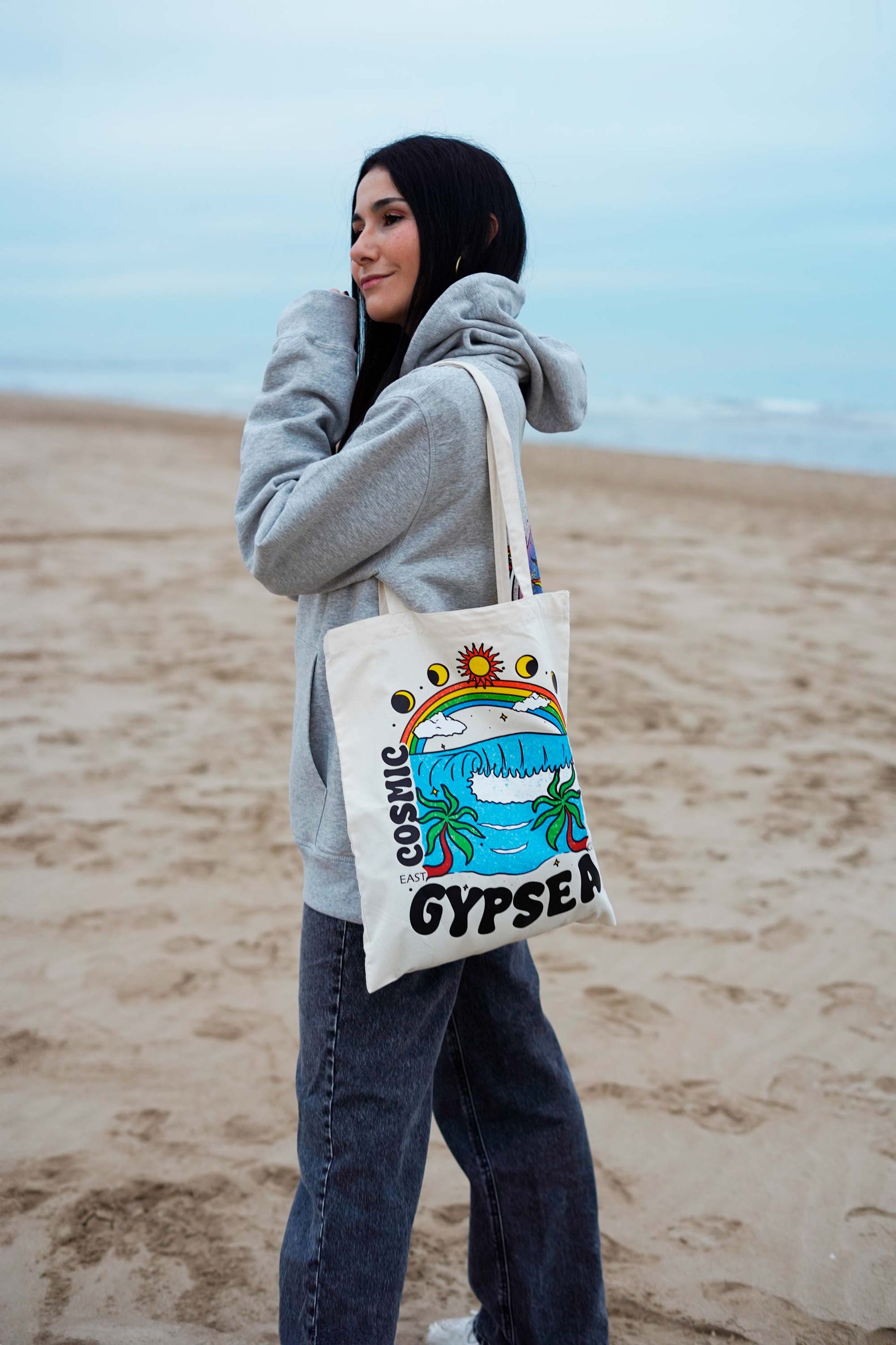Tote bag con asas largas con punto de cruz reforzado. Medidas: 42x37 cm sin contar asas.