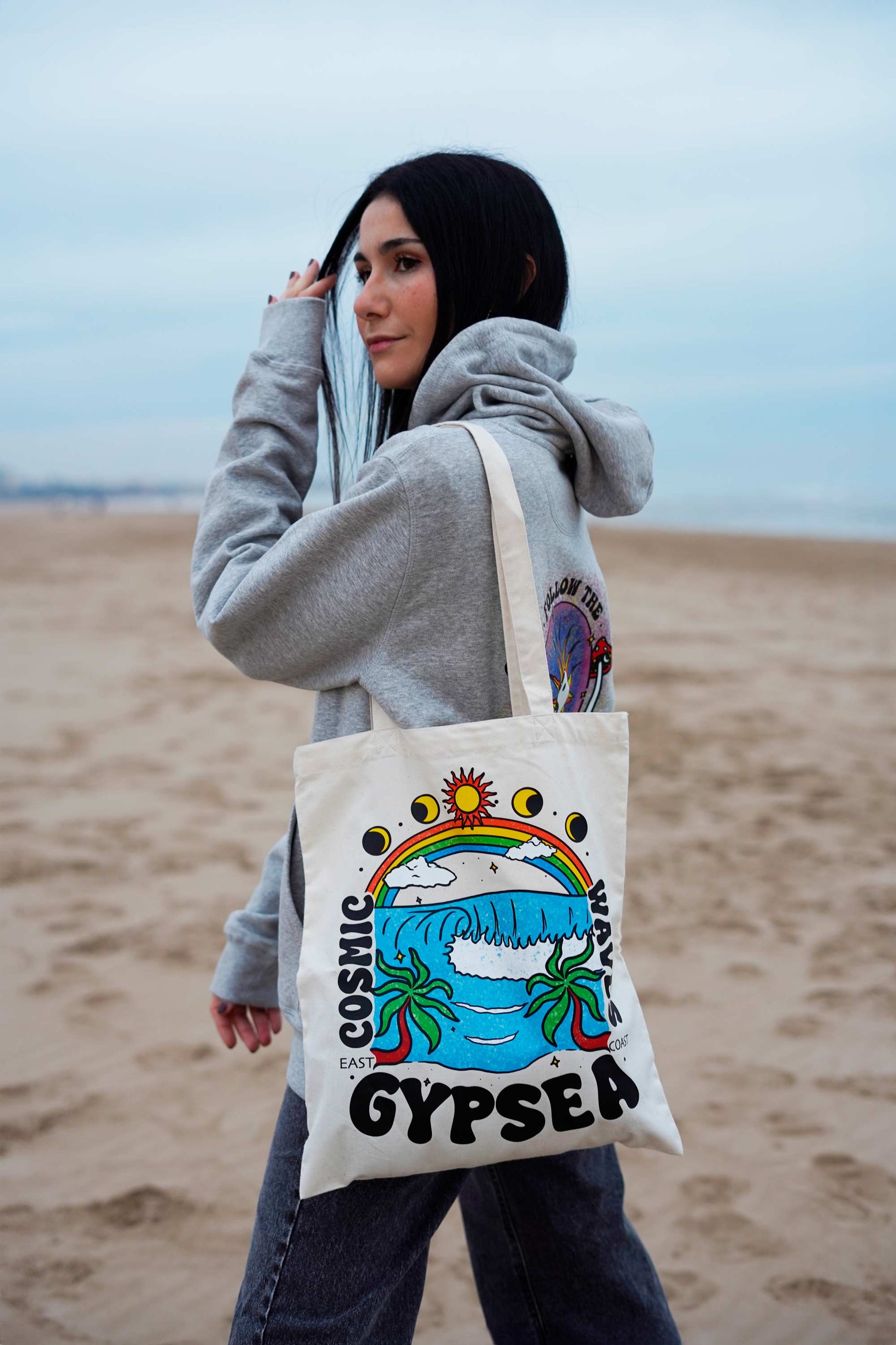 Este tote bag está fabricado con algodón 100% orgánico, lo que no solo garantiza durabilidad y estilo, sino también un compromiso con el medio ambiente.