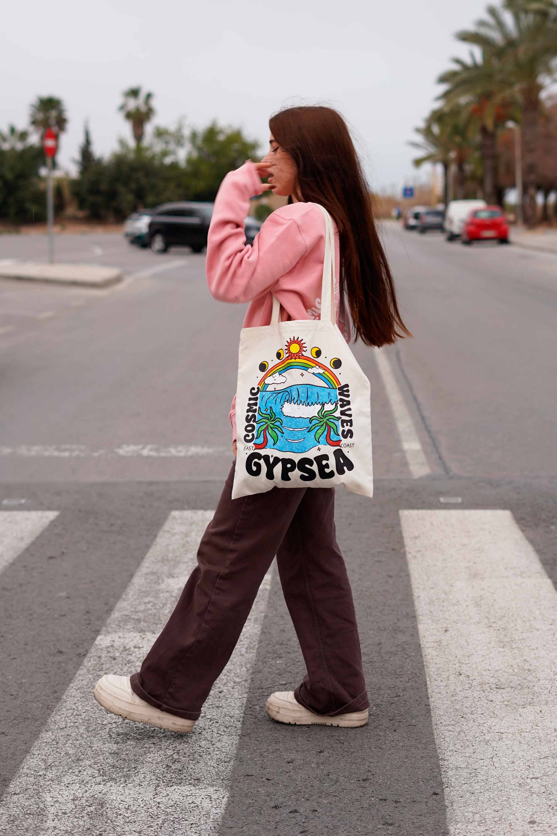 Con un diseño vibrante y un amplio espacio, este bolso es perfecto para el día a día, ayudándote a llevar tus esenciales con un toque consciente y eco-friendly. 