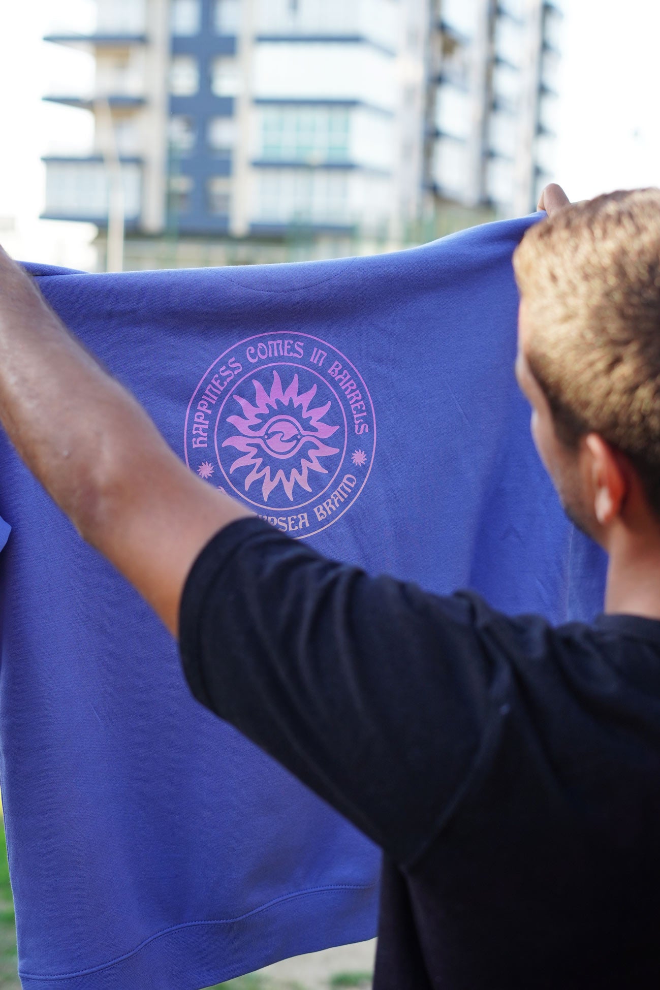 Sudadera Happiness Comes In Barrels