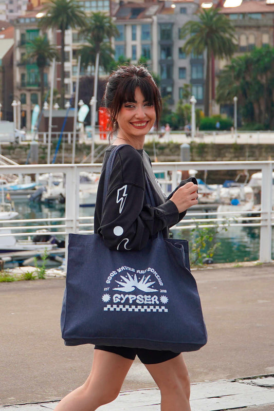 Tote bag en color vaquero destaca por su gran tamaño y amplitud.