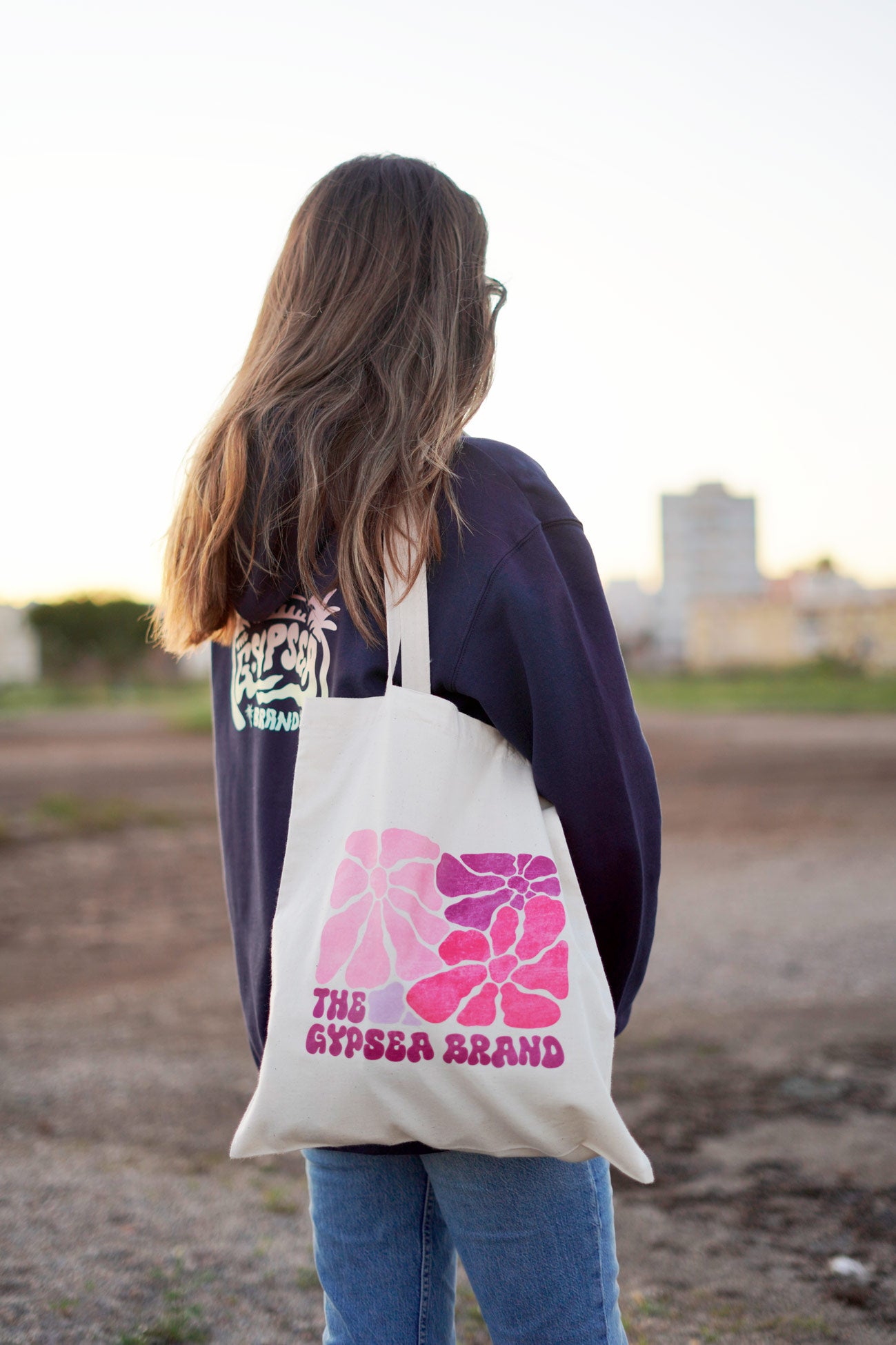 Este tote bag está fabricado con algodón 100% orgánico, lo que no solo garantiza durabilidad y estilo, sino también un compromiso con el medio ambiente.