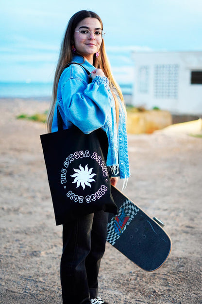 Este tote bag está fabricado con algodón 100% orgánico, lo que no solo garantiza durabilidad y estilo, sino también un compromiso con el medio ambiente.