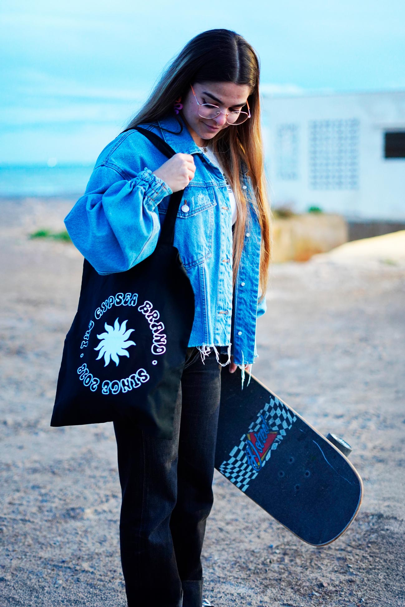 Tote bag con un diseño vibrante y un amplio espacio, este bolso es perfecto para el día a día.