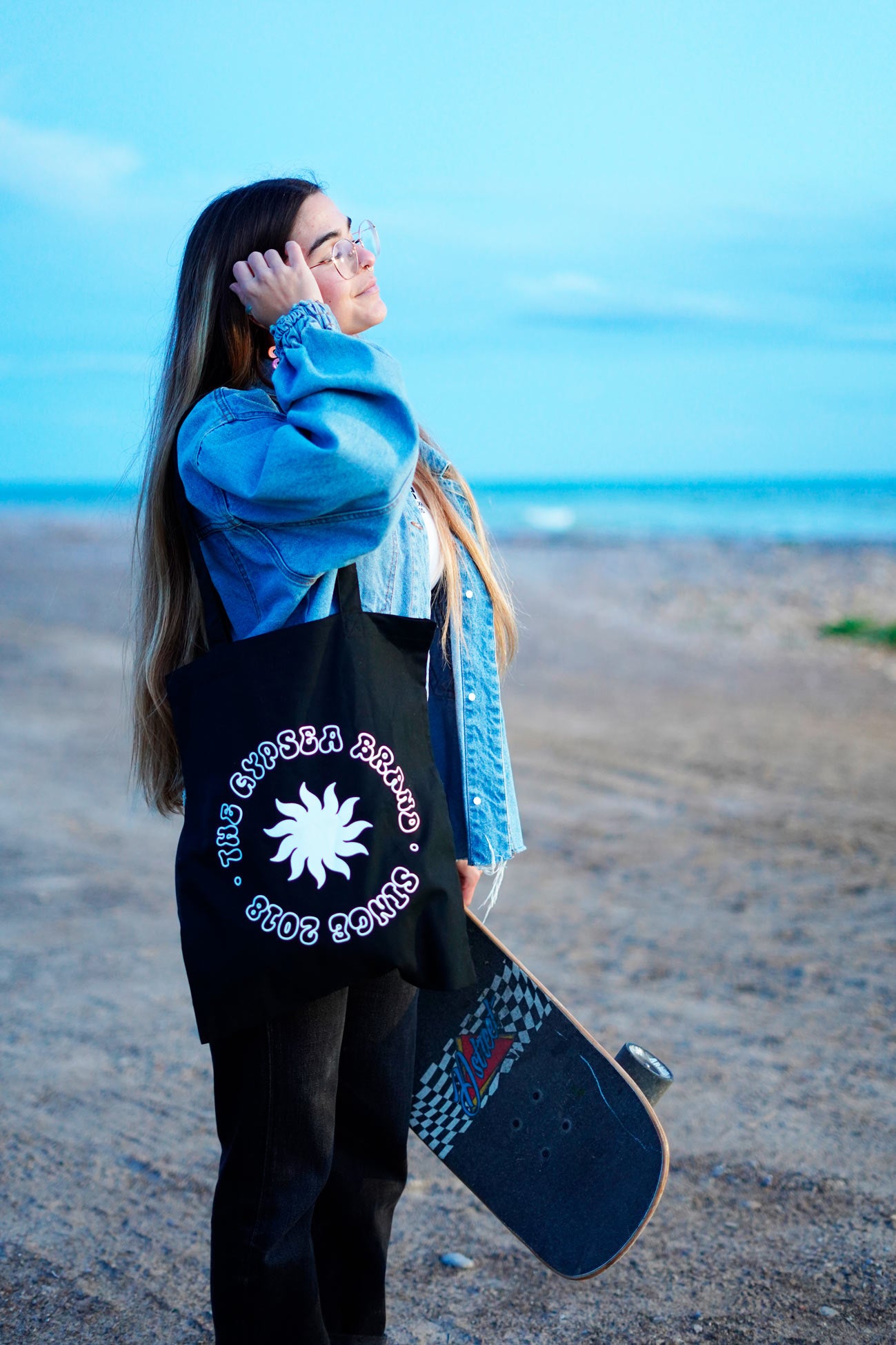 Tote bag con asas largas con punto de cruz reforzado. Medidas: 42x37 cm sin contar asas.