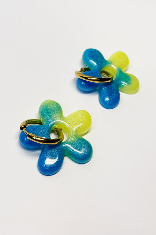 Añade un toque atrevido y único a tu estilo con estos bonitos pendientes en forma de flor, hechos a mano con resina de epoxi de alta calidad.