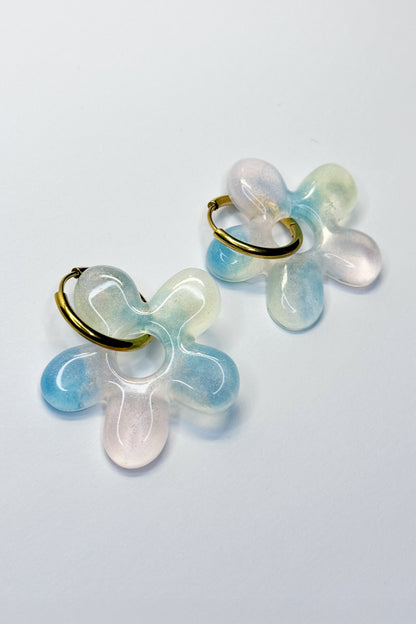 Su diseño combina colores fluorescentes que crean un efecto llamativo y luminoso, ideal para destacar en cualquier ocasión.