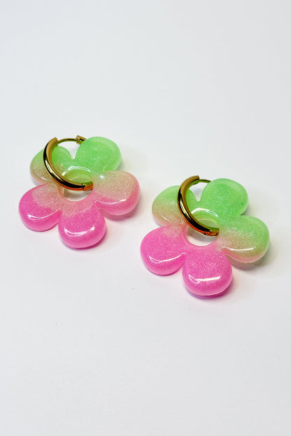Su diseño combina colores fluorescentes que crean un efecto llamativo y luminoso, ideal para destacar en cualquier ocasión.
