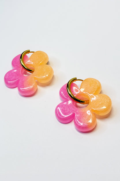 Su diseño combina colores fluorescentes que crean un efecto llamativo y luminoso, ideal para destacar en cualquier ocasión.