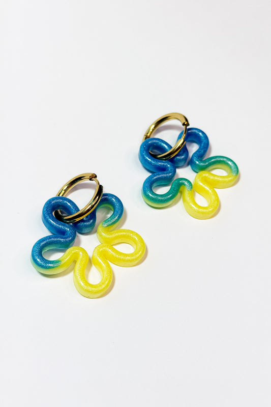 Añade un toque atrevido y único a tu estilo con estos bonitos pendientes en forma de flor, hechos a mano con resina de epoxi de alta calidad.