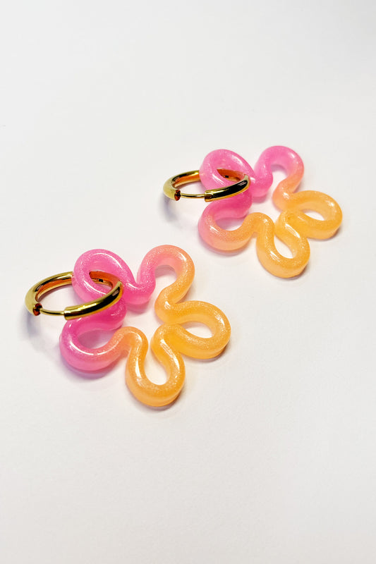 Añade un toque atrevido y único a tu estilo con estos bonitos pendientes en forma de flor, hechos a mano con resina de epoxi de alta calidad.