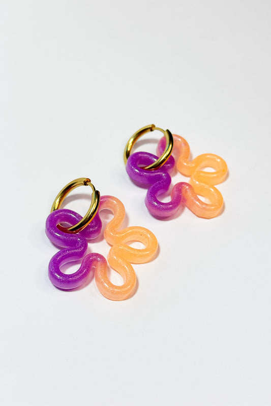 Añade un toque atrevido y único a tu estilo con estos bonitos pendientes en forma de flor, hechos a mano con resina de epoxi de alta calidad.