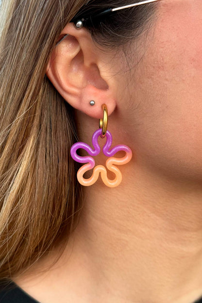 Su diseño combina colores fluorescentes que crean un efecto llamativo y luminoso, ideal para destacar en cualquier ocasión