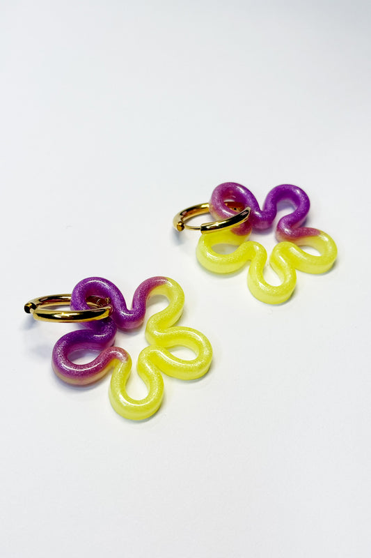 Añade un toque atrevido y único a tu estilo con estos bonitos pendientes en forma de flor, hechos a mano con resina de epoxi de alta calidad.