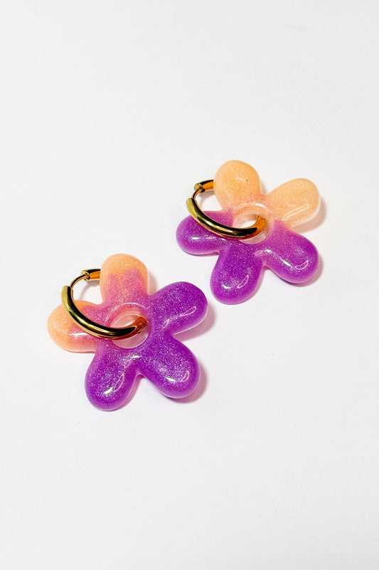 Añade un toque atrevido y único a tu estilo con estos bonitos pendientes en forma de flor, hechos a mano con resina de epoxi de alta calidad.