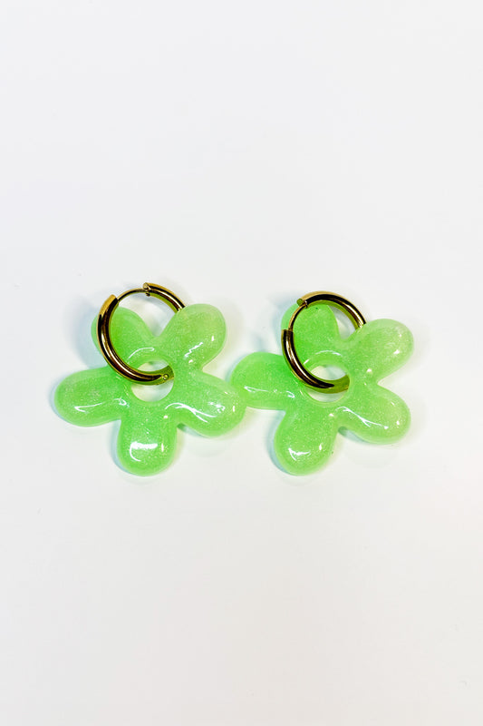 Añade un toque atrevido y único a tu estilo con estos bonitos pendientes en forma de flor, hechos a mano con resina de epoxi de alta calidad.