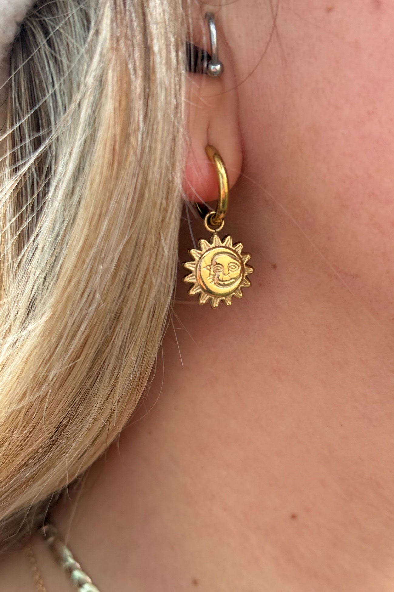 Pendientes de acero inoxidable dorado.