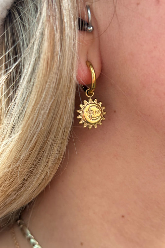 Pendientes de acero inoxidable dorado.