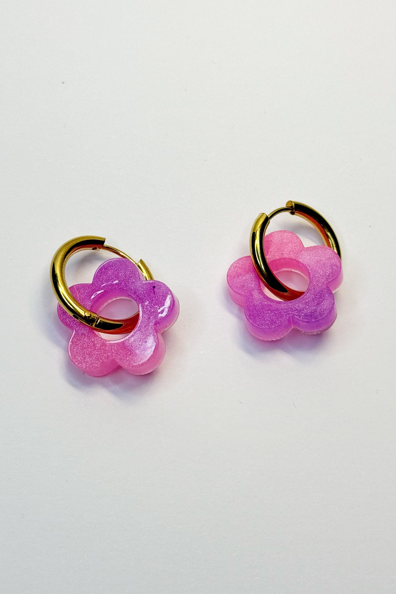 Su diseño combina colores fluorescentes que crean un efecto llamativo y luminoso, ideal para destacar en cualquier ocasión.
