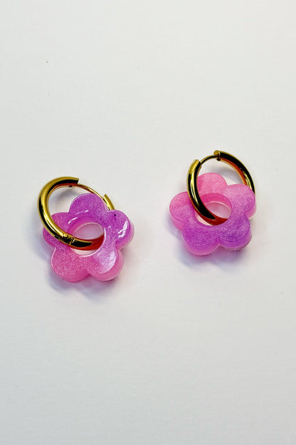 Su diseño combina colores fluorescentes que crean un efecto llamativo y luminoso, ideal para destacar en cualquier ocasión.