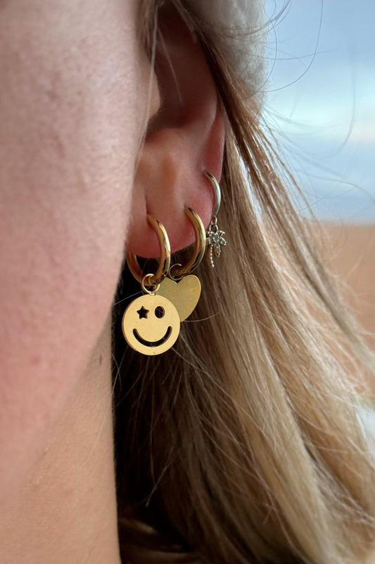 Descubre la combinación perfecta de estilo y resistencia con nuestros pendientes de acero inoxidable. 