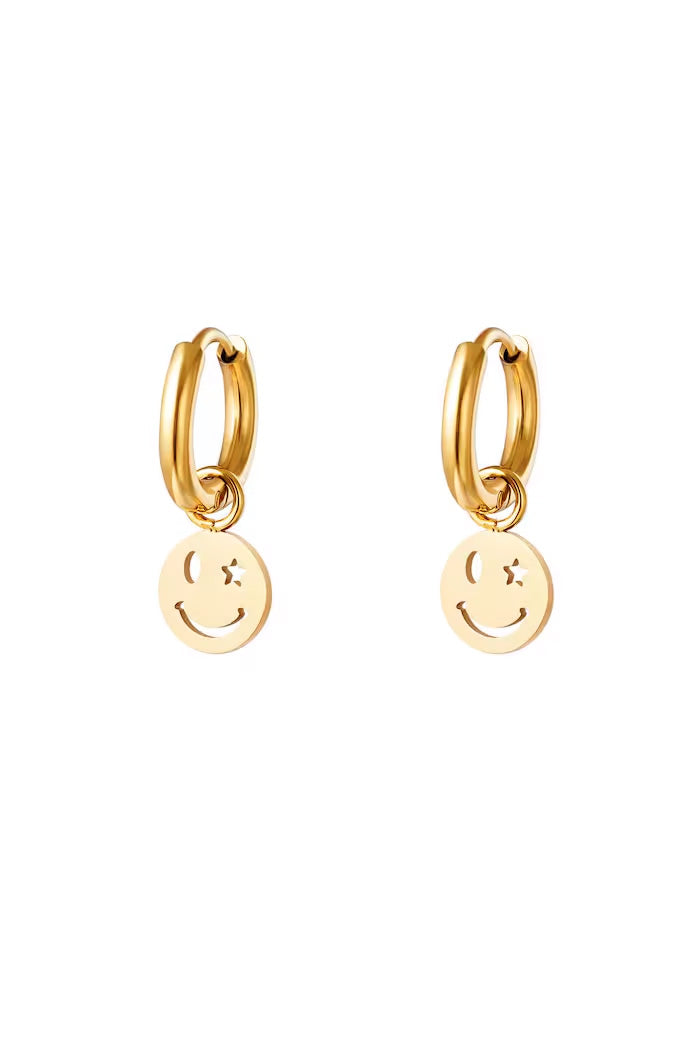 Diseñados para complementar cualquier look, ofrecen un brillo atemporal que no se desvanece. Hipoalergénicos, ligeros y resistentes a la corrosión, son ideales para el uso diario o para ocasiones especiales.