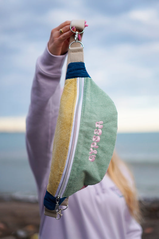 Riñoneras de pana, diseñadas para quienes buscan un accesorio funcional sin perder el estilo.