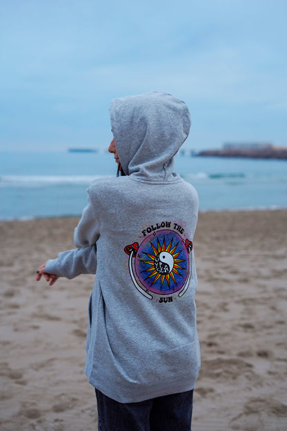 Sudadera con capucha ideal para días fríos ya que todo su interior es de felpa perchada.