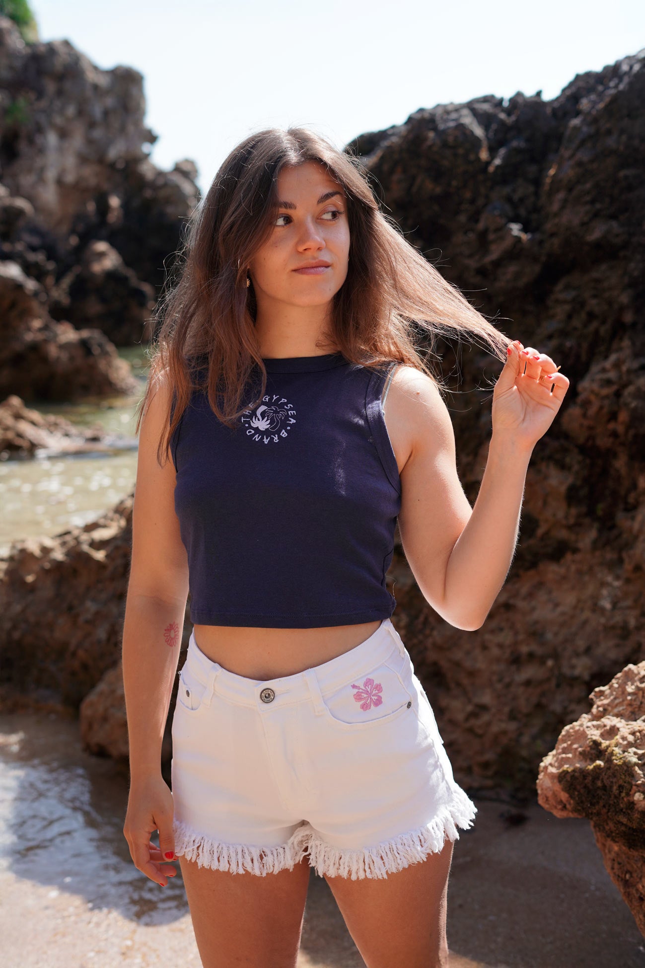 top de tirantes ideal para combinar con shorts, faldas o como base en un look a capas.