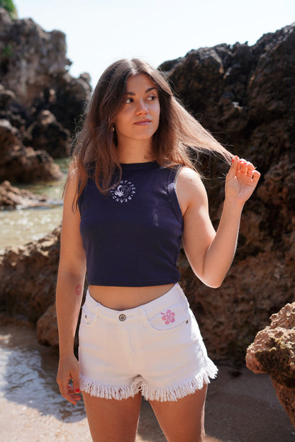 top de tirantes ideal para combinar con shorts, faldas o como base en un look a capas.